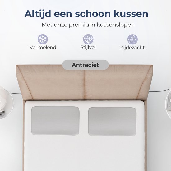 Wit kussen met 'Antraciet'-label, op een bed. Iconen tonen verkoeling, stijl en zijdezacht.
