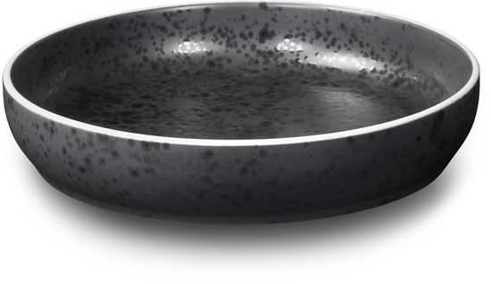 Une assiette plate en grès gris foncé avec une surface mouchetée et un bord blanc.