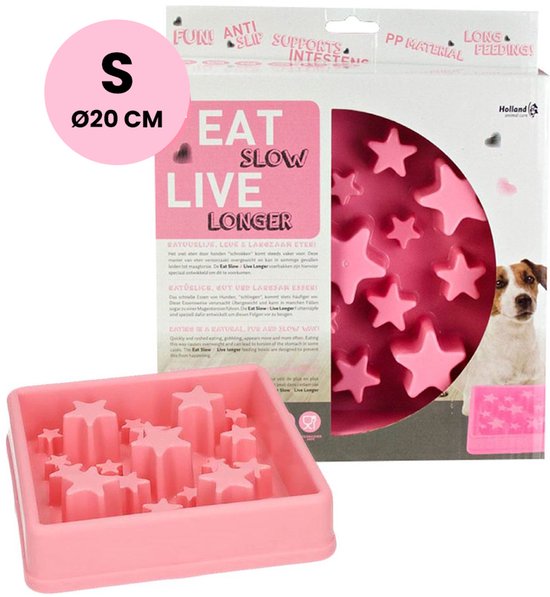 Roze 'Eat Slow Live Longer' voerbak met sterpatroon en een kleine hond ernaast. De voerbak is maat S, Ø 20 cm.