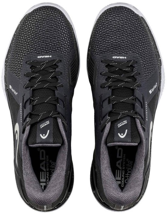 Bovenkant van twee zwarte tennis schoenen met witte veters en een HEAD logo op de binnenzool.