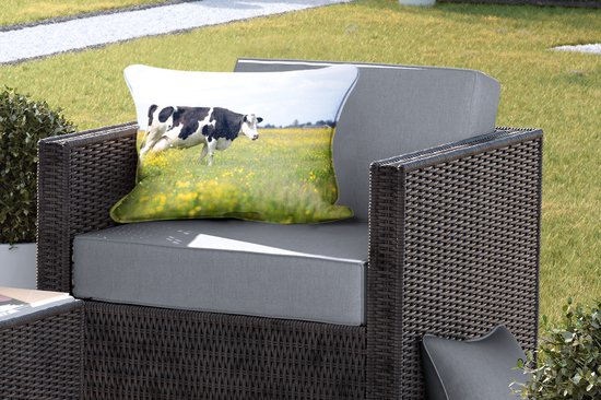 Sierkussen vache frisonne pour l'extérieur - Une vache frisonne entre les fleurs jaunes - 60x40 cm - coussin de jardin rectangulaire résistant aux intempéries / coussin de mobilier de jardin en polyester