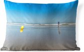 Buitenkussens - Tuin - Meisje loopt op het strand van de Noordzee - 60x40 cm