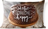 Buitenkussens - Tuin - Quote voor thuis 'Bake someone happy' tegen een achtergrond met een chocoladetaart - 60x40 cm