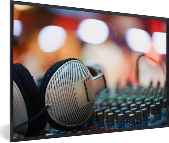 Photo dans le cadre - Casque sur un panneau de mixage cadre photo 60x40 cm - Affiche dans le cadre (Décoration murale salon / chambre)
