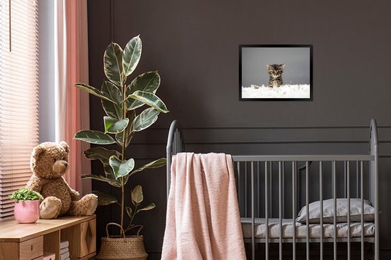 Photo encadrée - Chaton entre les plumes cadre photo noir sans passe partout 80x60 cm - Affiche encadrée (Décoration murale salon / chambre)