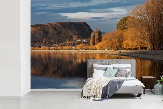 Reflet de saules d'automne dans le lac Wanaka en Nouvelle-Zélande papier peint photo vinyle largeur 360 cm x hauteur 240 cm - Tirage photo sur papier peint (disponible en 7 tailles)