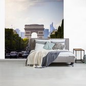Behang - Fotobehang De drukke wegen van de Champs Elysées in Parijs voor de triomfboog in Frankrijk - Breedte 280 cm x hoogte 280 cm