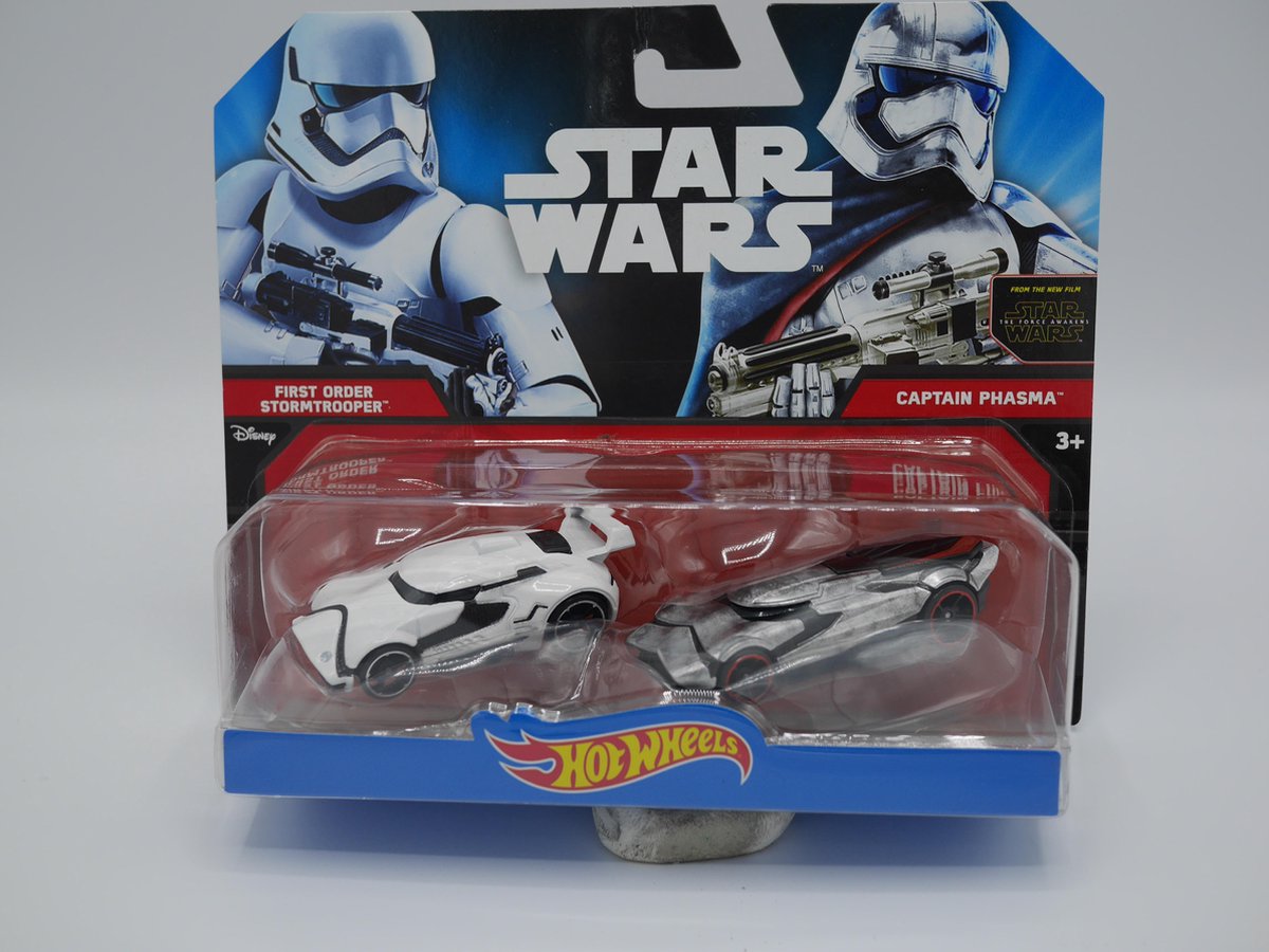 2 Star wars auto's stormtrooper met captain Phasma.