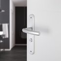 Aluminium Impresso Burton deurkruk gemonteerd op een deur in een interieur.