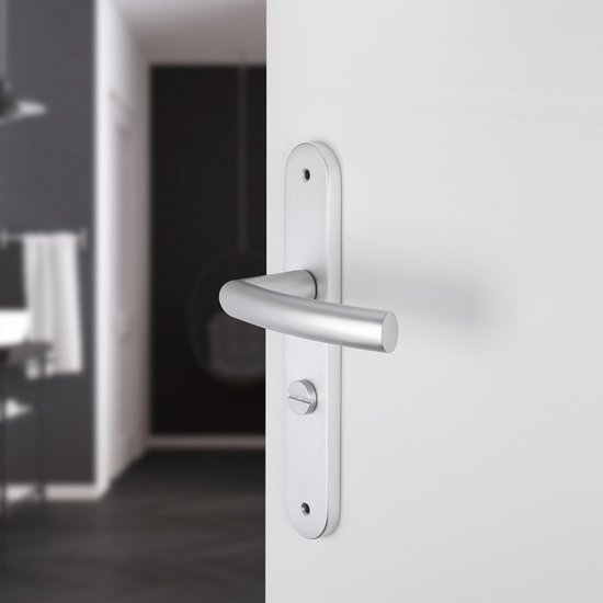 Aluminium Impresso Burton deurkruk gemonteerd op een deur in een interieur.