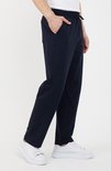 Navy joggingbroek met trekkoord en steekzakken, gedragen door een man met witte sneakers.