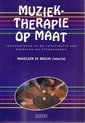 Boekomslag 'Muziektherapie op maat'. Titel in witte letters op blauwe achtergrond met gekleurde strepen. Onderin een illustratie van handen die trommelen.