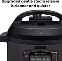 Close-up van het ventilatierooster en de handgreep van een zwarte Instant Pot Pro multicooker.