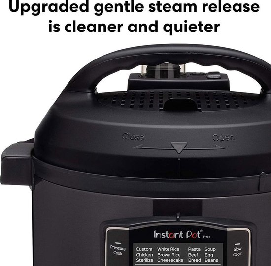 Close-up van het ventilatierooster en de handgreep van een zwarte Instant Pot Pro multicooker.