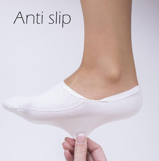 Witte onzichtbare sokken, gedragen door een vrouw. De tekst 'Anti slip' staat bovenaan.