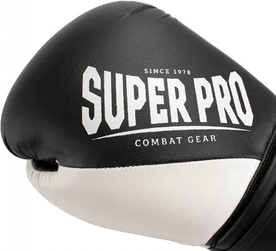 Zwarte bokshandschoen met wit vlak en "SUPER PRO COMBAT GEAR" logo.