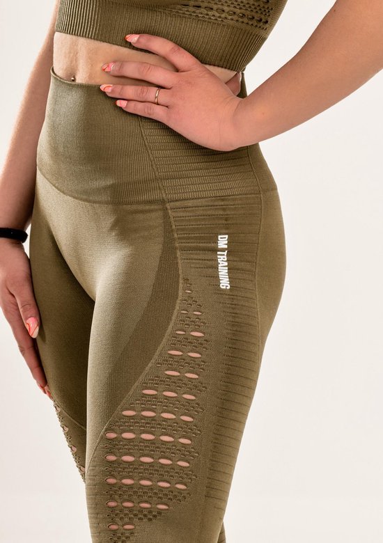 Khaki sport-bh en legging met "DM TRAINING" logo en opengewerkte details op de legging.