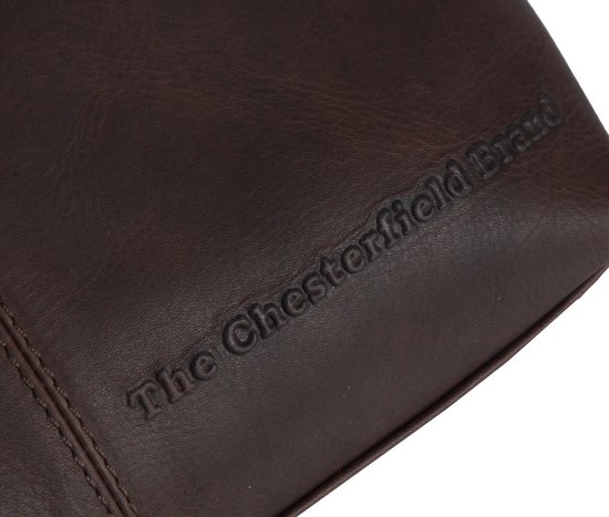 Close-up van de bruine leren schoudertas met het Chesterfield Brand logo.
