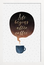 JUNIQE - Poster in houten lijst Life Begins After Coffee -30x45 /Blauw