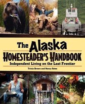 Couverture du livre 'The Alaska Homesteader's Handbook' avec des photos d'un ours, d'un chasseur avec des élans, d'un bateau, d'une femme avec une poêle, d'une cabane en rondins et d'un homme avec une tronçonneuse.