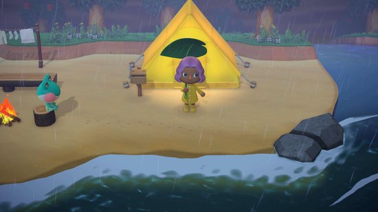 Een persoon in een gele jurk staat voor een gele tent tijdens regen.
