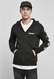Man met pet, draagt een zwarte hoodie met ritssluiting met 'Linkin Park' logo en witte grafische prints op de mouw.