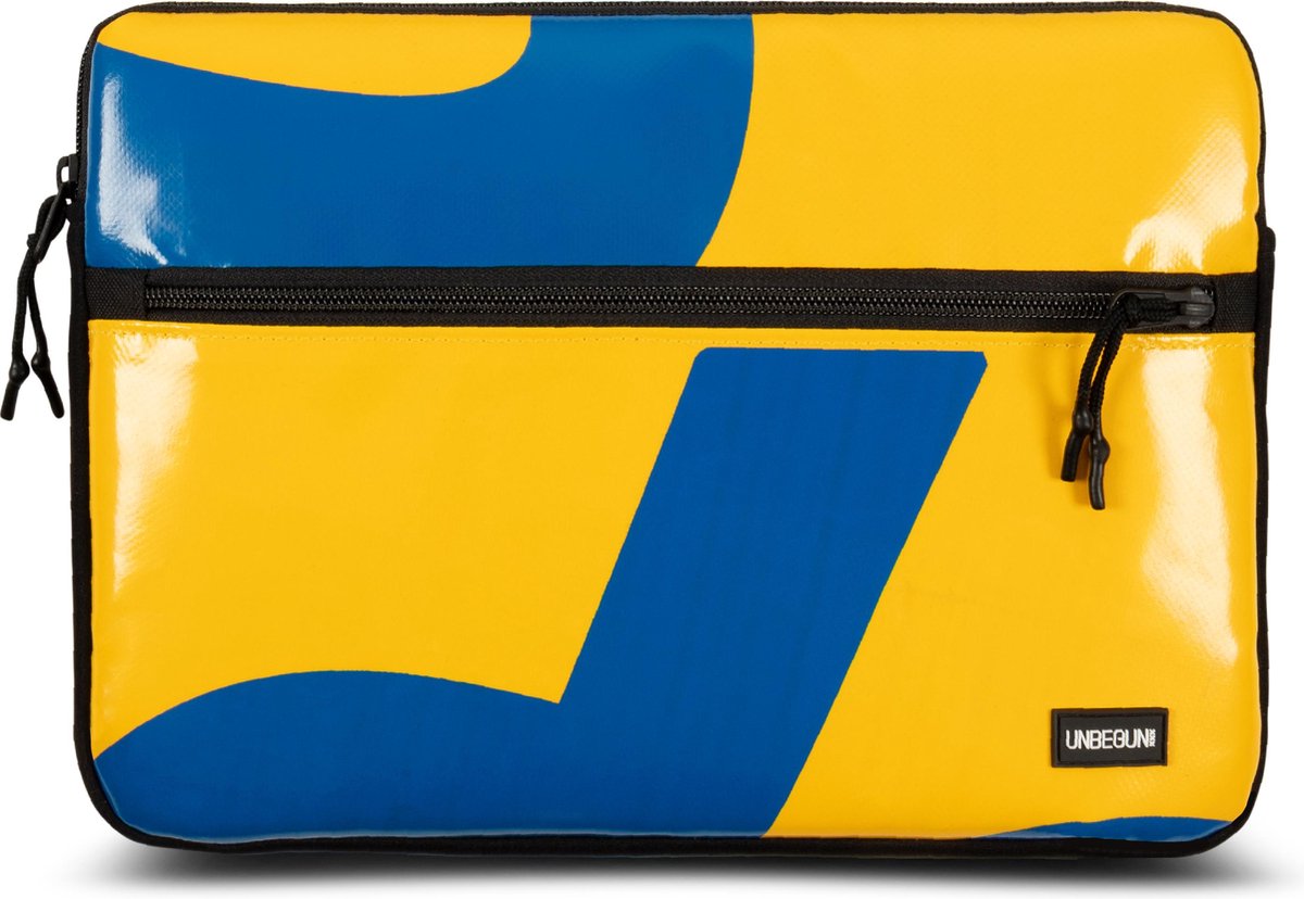 MacBook Pro 13 inch hoes met voorvak (van gerecycled materiaal) - Geel/blauwe laptop sleeve of case voor MacBook Pro 13 inch (2025/2026)