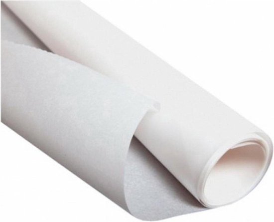 Deux rouleaux blancs de papier patron sur fond blanc. Un rouleau est partiellement déroulé.