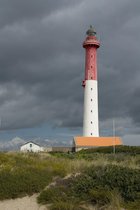 Tuinposter - Zee / Water - Strand in wit / grijs / zwart / beige / rood - 60 x 90 cm.