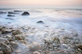 Tuinposter - Zee / Water / Strand - Strand in beige / bruin / wit / zwart - 60 x 90 cm.