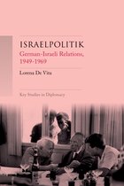 Boekomslag van 'ISRAELPOLITIK German-Israeli Relations, 1949-1969' door Lorena De Vita. Drie mannen aan een tafel, reflecties op de achtergrond.