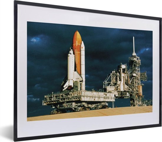 Fotolijst incl. Poster - De voorbereiding van de lancering van de Space shuttle in de avond - 40x30 cm - Posterlijst