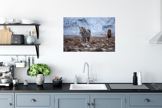 Papier affiche Chevaux islandais sur le sol enneigé