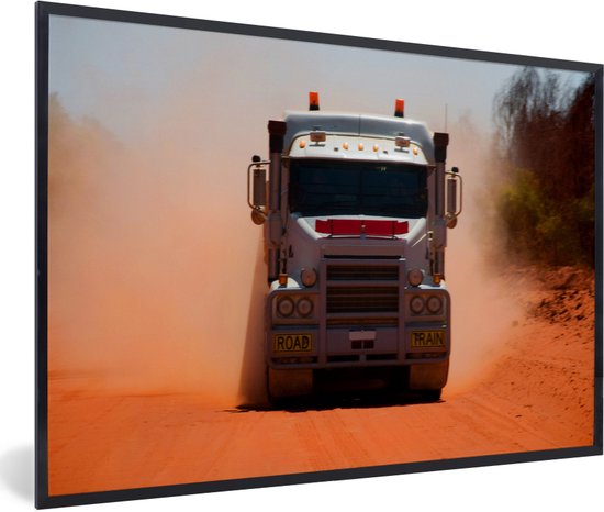 Fotolijst incl. Poster - Stevige vrachtwagen rijdend in zand - 60x40 cm - Posterlijst | bol.com