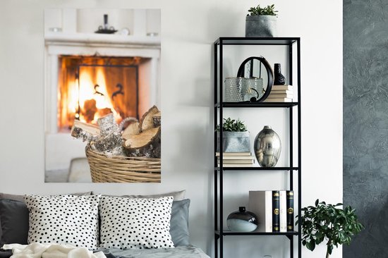 Affiche Cheminée derrière un panier de bois 80x120 cm - Tirage photo sur Poster (décoration murale salon / chambre)