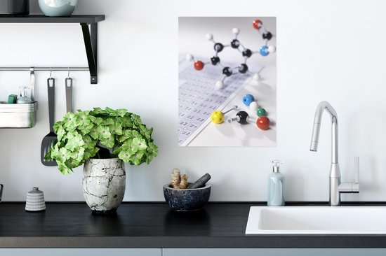 Modèle moléculaire à côté du tableau périodique poster 30x40 cm - petit - Tirage photo sur Poster (décoration murale salon / chambre)