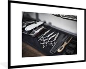 Photo encadrée - Une rangée d'attributs de coiffure cadre photo noir avec passe-partout blanc grand 90x60 cm - Affiche encadrée (Décoration murale salon / chambre)