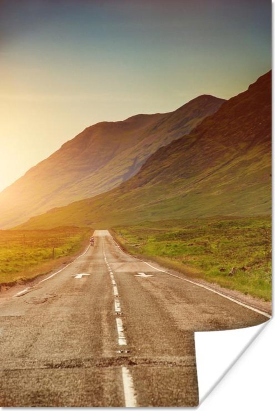 Poster weg tussen de bergen tijdens zonsondergang in Glen Coe