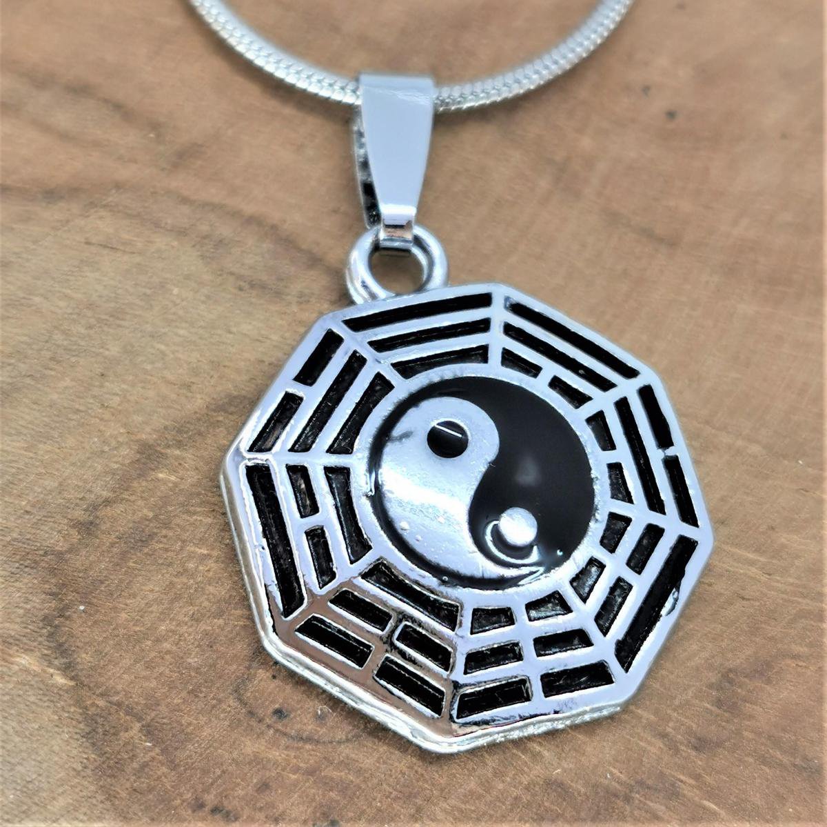 hanger - rvs - Yin Yang in web - symbool voor: balans, harmonie, dynamiek en verbondenheid.