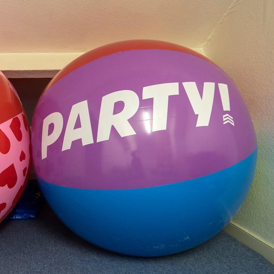 Henbrandt Mega opblaasbare strandbal - Dia 150 cm - rood/wit - plastic | Fun en Feest
