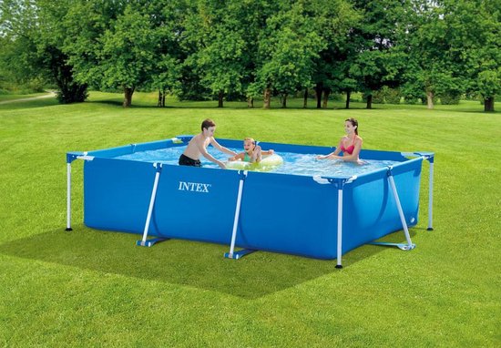 Blauw Intex frame zwembad 300 x 200 x 75 cm in een groene tuin, met spelende familie.