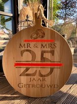 Serveerplank rond 30 cm / 25 jaar getrouwd / huwelijk / bruiloft / te personaliseren met naam