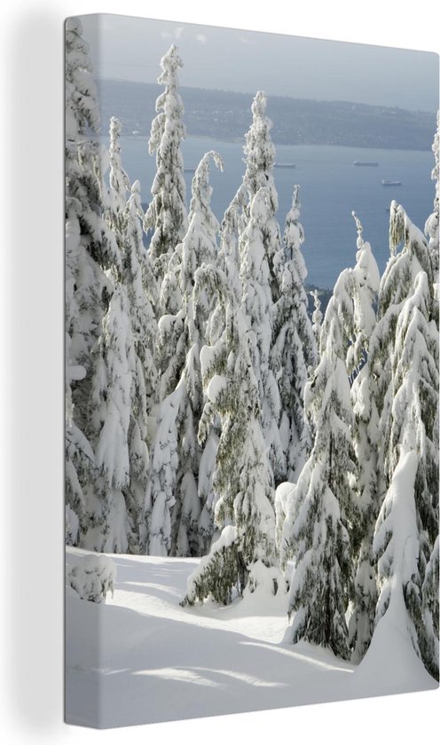 Canvas Schilderij Uitzicht met besneeuwde bomen bij Grouse Mountain in Canada - 60x90 cm - Wanddecoratie
