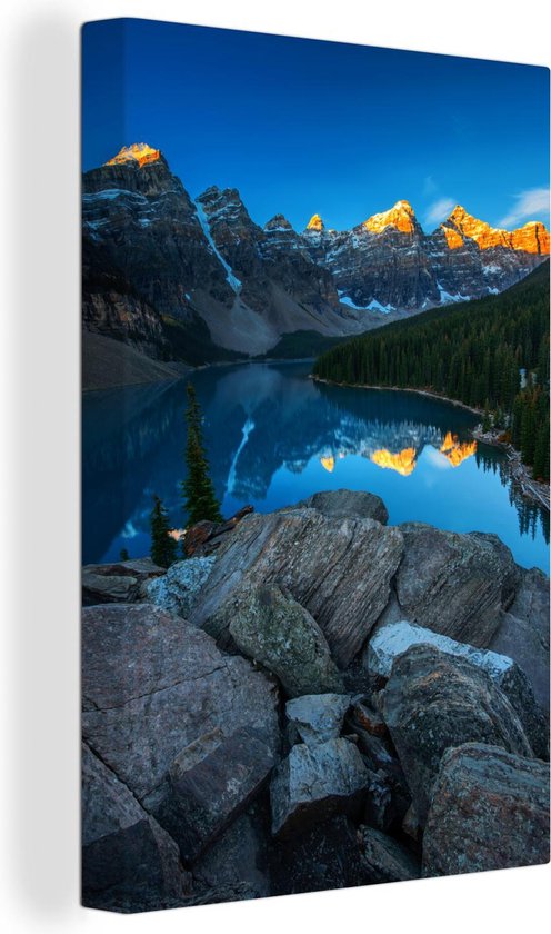 Canvas Schilderij Zonsopgang met een weerspiegeling van de bergen bij het Moraine Lake in Canada - 60x90 cm - Wanddecoratie