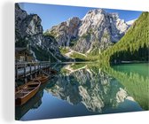 Canvas Schilderij Weerspiegeling van bergen in het meer Lago di Braies in Italië - 60x40 cm - Wanddecoratie