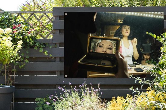 Des artistes burlesques se préparent dans les coulisses pour une affiche de jardin en vrac