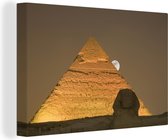 Canvas schilderij 150x100 cm - Wanddecoratie De maan achter de piramides en de Sfinx van Gizeh - Muurdecoratie woonkamer - Slaapkamer decoratie - Kamer accessoires - Schilderijen