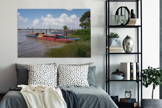 Canvas schilderij 140x90 cm - Wanddecoratie Kleurrijke boten in een rivier in Paramaribo - Muurdecoratie woonkamer - Slaapkamer decoratie - Kamer accessoires - Schilderijen