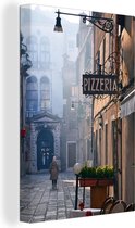 Ruelle de Venetië avec une enseigne pour une pizzeria 40x60 cm - Tirage photo sur toile (Décoration murale salon / chambre) / Villes européennes Peintures sur toile