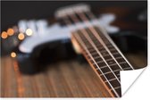 Une guitare basse repose sur une table Poster 60x40 cm - Tirage photo sur Poster (décoration murale salon / chambre)